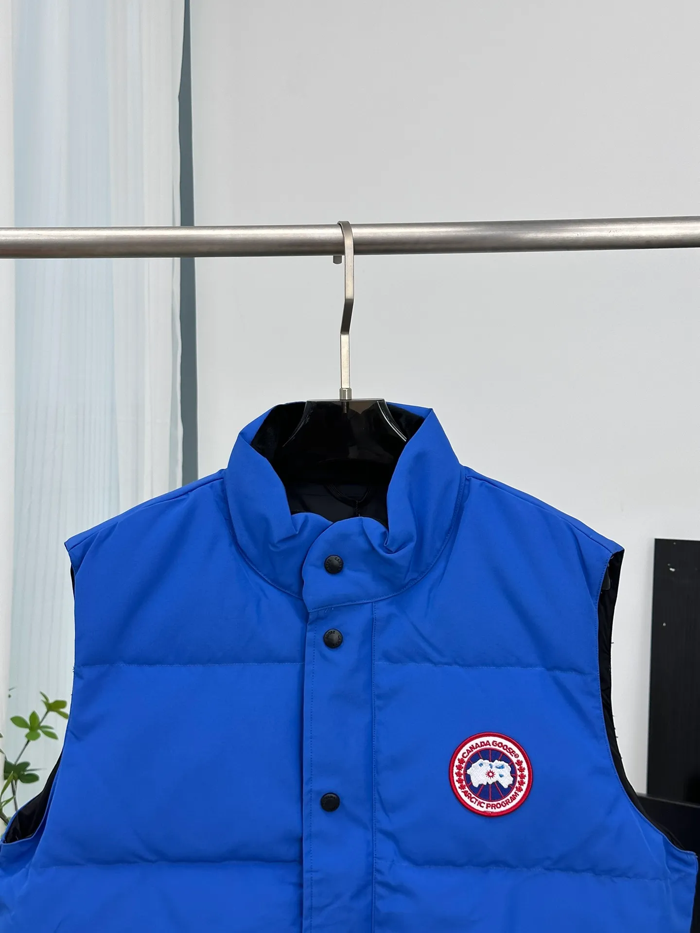 P380 [𝗖𝗮𝗻𝗮𝗱𝗲 𝗚𝗼𝗼𝘀𝗲] Canada Goose Couple Vest for Men and Women. 1⃣️Imported Behringer embroidery machine customized 10,000-needle embroidery logo 2⃣️Imported 18-count polyester-cotton blended original fabric 3⃣️Authentic official website synchronized with the new national standard 80% white duck down 4⃣️100% nylon nylon lining with double double-layer sealing design 5⃣️Yoshida YKK customers provide original factory customized electroplating sliders 6⃣️All auxiliary materials and hardware are disassembled and customized! 1:1 restore the official website Color: off-white, leather pink, bright red, sapphire blue, navy blue, black 𝗦𝗜𝗭𝗘:𝗫𝗦-𝗫𝗫𝗟